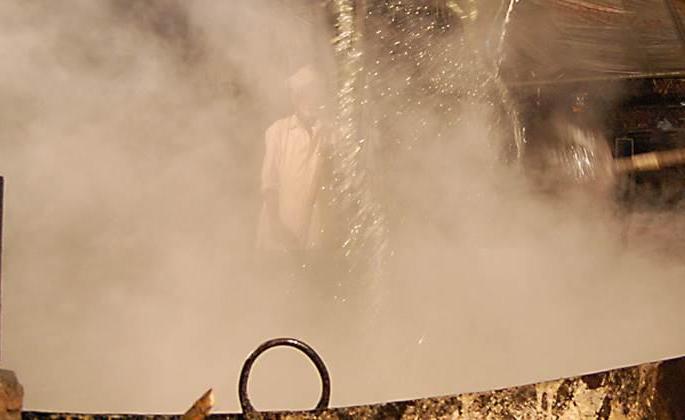 Suicide attempt by taking a jump in boil | गुऱ्हाळातील उकळत्या काहिलीत उडी घेऊन आत्महत्येचा प्रयत्न Suicide attempt by taking a jump in boil | गुऱ्हाळातील उकळत्या काहिलीत उडी घेऊन आत्महत्येचा प्रयत्न