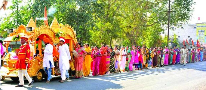 Akot: Great crowd of Guru Mauli! | अकोट : गुरू माउलींच्या जन्मोत्सवाला अलोट गर्दी!