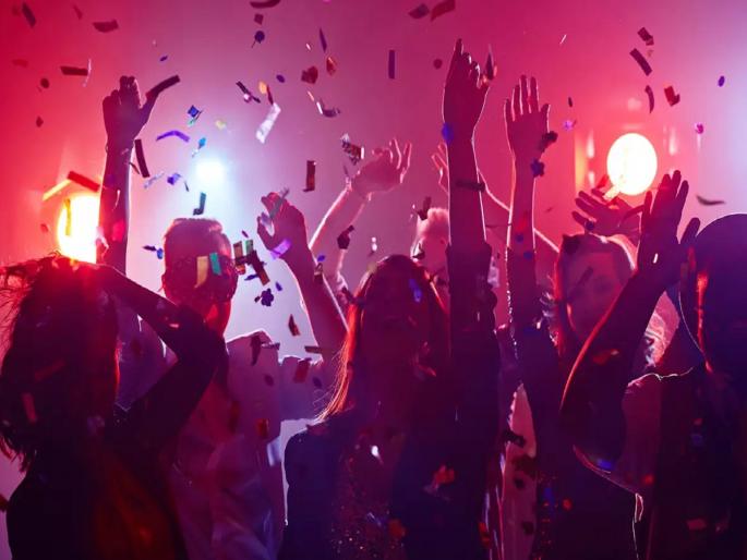 corona restrictions on commoners in pune parties in hotels guru randhawas live show | पुण्यामध्ये सामान्यांवर निर्बंध, हॉटेलमध्ये पार्ट्या मात्र बेधुंद; नियम पायदळी तुडवत गुरु रंधवाचा लाईव्ह शो