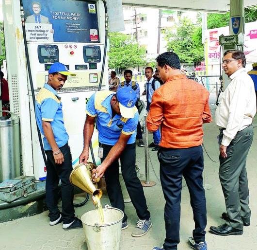 Bharat Petroleum's Gurudevnagar Pump inspection in Nagpur | भारत पेट्रोलियमच्या नागपुरातील गुरुदेवनगर पंपाची तपासणी 