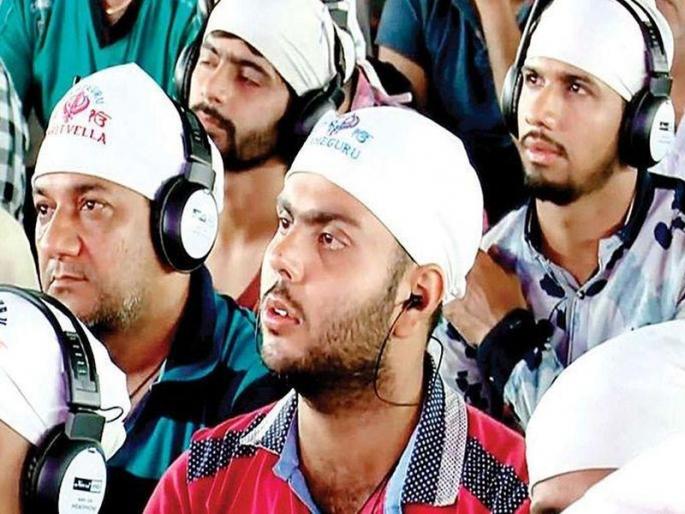 Mumbai Gurudwara Distributed 10000 Headphones To Devotees to Counter Noise Pollution | वाह गुरू; सत्संगावेळी ध्वनिप्रदूषण टाळण्यासाठी गुरुद्वाराने वाटले १०,००० हेडफोन Mumbai Gurudwara Distributed 10000 Headphones To Devotees to Counter Noise Pollution | वाह गुरू; सत्संगावेळी ध्वनिप्रदूषण टाळण्यासाठी गुरुद्वाराने वाटले १०,००० हेडफोन