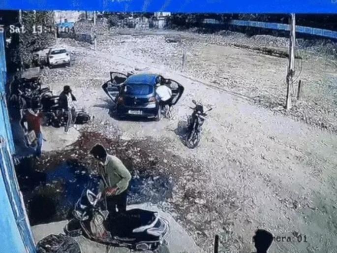 First hit by a car, then 19 axe wounds in 19 seconds; Fatal attack on delivery boy in Gurugram!First hit by a car, then 19 axe wounds in 19 seconds; Fatal attack on delivery boy in Gurugram! | आधी कारने धडक, मग १९ सेकंदात १९ कुऱ्हाडीचे घाव; गुरुग्राममध्ये डिलिव्हरी बॉयवर जीवघेणा हल्ला!