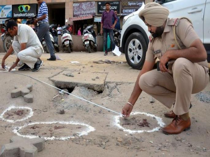 wife and son of judge shot by police constable in gurgaon market | न्यायाधीशाच्या पत्नी आणि मुलावर पोलिसाचा भरबाजारात गोळीबार wife and son of judge shot by police constable in gurgaon market | न्यायाधीशाच्या पत्नी आणि मुलावर पोलिसाचा भरबाजारात गोळीबार