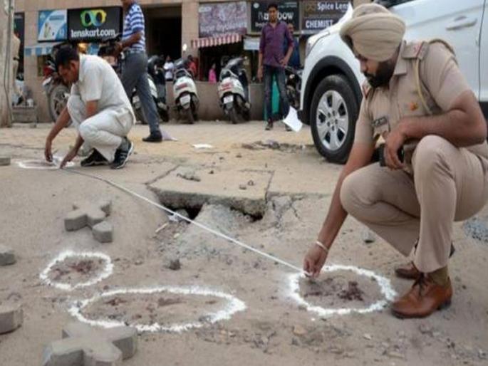 Wife of additional sessions judge, who was shot at by his gunman yesterday, has succumed to her injuries | सुरक्षा रक्षकाच्या गोळीबारात गंभीर जखमी झालेल्या न्यायाधीशाच्या पत्नीचा मृत्यू Wife of additional sessions judge, who was shot at by his gunman yesterday, has succumed to her injuries | सुरक्षा रक्षकाच्या गोळीबारात गंभीर जखमी झालेल्या न्यायाधीशाच्या पत्नीचा मृत्यू