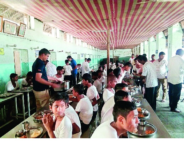 'Thubit First' - Good News for 'Outside Babu' in Gurukul. | ‘बाहुबली’ गुरुकुलात स्रेहभोजनाने माजी विद्यार्थ्यांचा ‘थर्टी फर्स्ट’ - गुड न्यूज  'Thubit First' - Good News for 'Outside Babu' in Gurukul. | ‘बाहुबली’ गुरुकुलात स्रेहभोजनाने माजी विद्यार्थ्यांचा ‘थर्टी फर्स्ट’ - गुड न्यूज