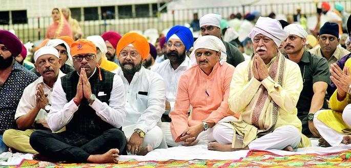 Nanak is a name ship that sails off the coast ... | नानक नाम जहाज है जो जपे उतरे पार...