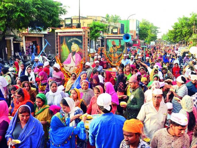 On the eve of Shri Gurunanak Prakash Parva Kalgidhar Satsang's procession | नागपुरात श्री गुरूनानक प्रकाशपर्वावर कलगीधर सत्संग मंडळातर्फे शोभायात्रा