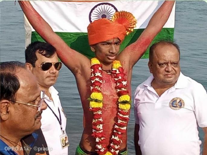 Guruprasad More from Kolhapur holds world swimming record! Sindhudurg fort to Vijaydurg fort in 19 hours 23 minutes | विश्वविक्रम! गुरुप्रसाद मोरेने सिंधुदुर्ग ते विजयदुर्ग समुद्राला १९ तासांत घातली गवसणी Guruprasad More from Kolhapur holds world swimming record! Sindhudurg fort to Vijaydurg fort in 19 hours 23 minutes | विश्वविक्रम! गुरुप्रसाद मोरेने सिंधुदुर्ग ते विजयदुर्ग समुद्राला १९ तासांत घातली गवसणी