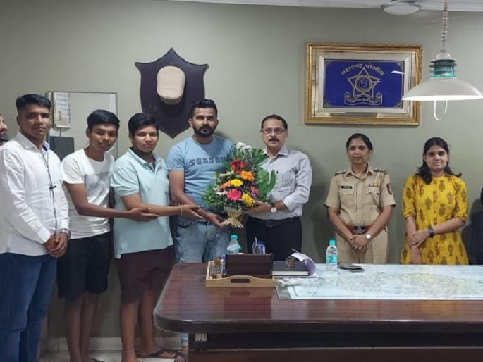 youth playing cricket on the street chased and caught the gold chain thief pune news | Pune | रस्त्यावर क्रिकेट खेळणाऱ्या तरुणांनी पाठलाग करून सोनसाखळी चोराला पकडले youth playing cricket on the street chased and caught the gold chain thief pune news | Pune | रस्त्यावर क्रिकेट खेळणाऱ्या तरुणांनी पाठलाग करून सोनसाखळी चोराला पकडले