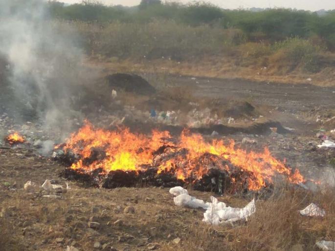 40 liters of gutka were burnt | ४० लाखांचा गुटखा जाळला 40 liters of gutka were burnt | ४० लाखांचा गुटखा जाळला