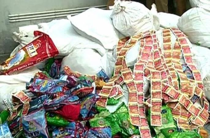 Gutka stocks worth Rs 70,000 seized in Akola | अकोल्यात ७० हजारांचा गुटखा साठा जप्त Gutka stocks worth Rs 70,000 seized in Akola | अकोल्यात ७० हजारांचा गुटखा साठा जप्त