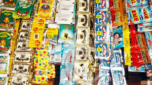 Gutkha seized in three and a half lakhs; Show offense to both | साडेतीन लाखांचा गुटखा जप्त ; दोघांवर गुन्हा दाखल
