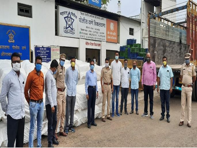 Shocking! Smuggling in the name of essential services; 90 lakh gutkha hidden under carat of tomato in truck | अत्यावश्यक सेवेच्या नावाखाली तस्करी; टोमॅटोच्या कॅरेटखाली लपवून आणला ९० लाखाचा गुटखा Shocking! Smuggling in the name of essential services; 90 lakh gutkha hidden under carat of tomato in truck | अत्यावश्यक सेवेच्या नावाखाली तस्करी; टोमॅटोच्या कॅरेटखाली लपवून आणला ९० लाखाचा गुटखा