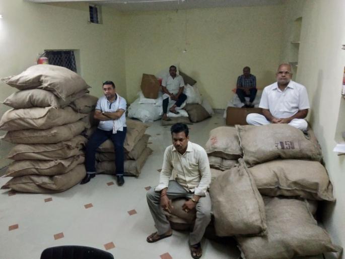 Gutka mafia cheers! | गुटखा माफियांच्या मुसक्या आवळल्या! Gutka mafia cheers! | गुटखा माफियांच्या मुसक्या आवळल्या!