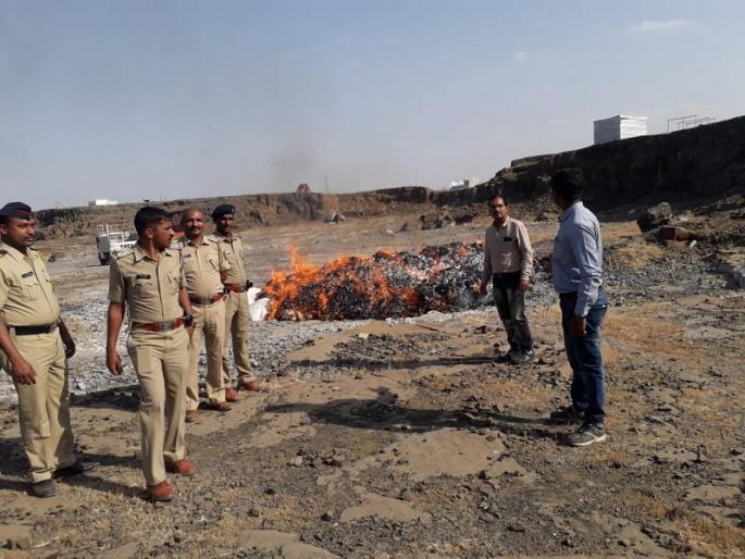 In kaij, the gutkha of Rs 43 lakh was destroyed by the police | केजमध्ये पोलिसांकडून ४३ लाखांचा गुटखा नष्ट In kaij, the gutkha of Rs 43 lakh was destroyed by the police | केजमध्ये पोलिसांकडून ४३ लाखांचा गुटखा नष्ट