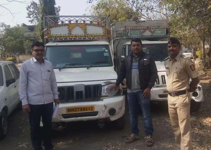 Buldana: Two vehicles carrying illegal gutkha caught; 10 lakh worth of goods seized! | बुलडाणा : गुटखा घेवून जाणारी दोन वाहने पकडली; १० लाख रुपयांचा माल जप्त! Buldana: Two vehicles carrying illegal gutkha caught; 10 lakh worth of goods seized! | बुलडाणा : गुटखा घेवून जाणारी दोन वाहने पकडली; १० लाख रुपयांचा माल जप्त!
