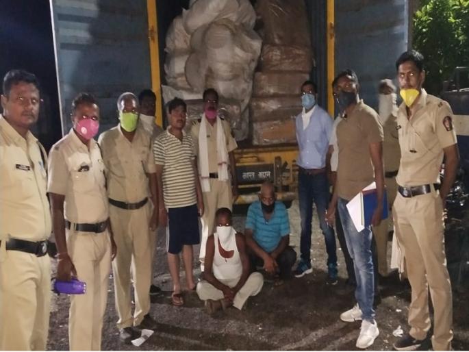 Smuggling of gutkha in the name of postal transport; Property worth Rs 28 lakh seized in Hingoli | टपाल वाहतुकीच्या नावाखाली गुटख्याची तस्करी; हिंगोलीत २८ लाखांचा मुद्देमाल जप्त Smuggling of gutkha in the name of postal transport; Property worth Rs 28 lakh seized in Hingoli | टपाल वाहतुकीच्या नावाखाली गुटख्याची तस्करी; हिंगोलीत २८ लाखांचा मुद्देमाल जप्त