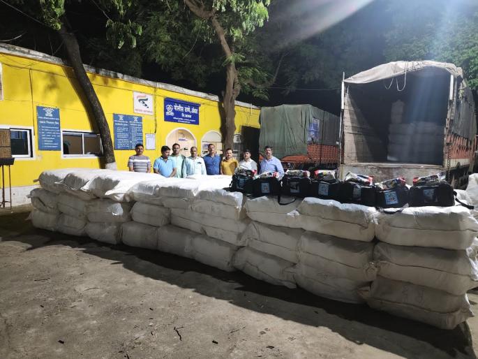 Major crackdown on Gutkha smugglers in Jalana; 50 lakh worth of gutkha seized | जालन्यात गुटखा तस्करांवर मोठी कारवाई; ७० लाख रुपयांचा मुद्देमाल जप्त Major crackdown on Gutkha smugglers in Jalana; 50 lakh worth of gutkha seized | जालन्यात गुटखा तस्करांवर मोठी कारवाई; ७० लाख रुपयांचा मुद्देमाल जप्त