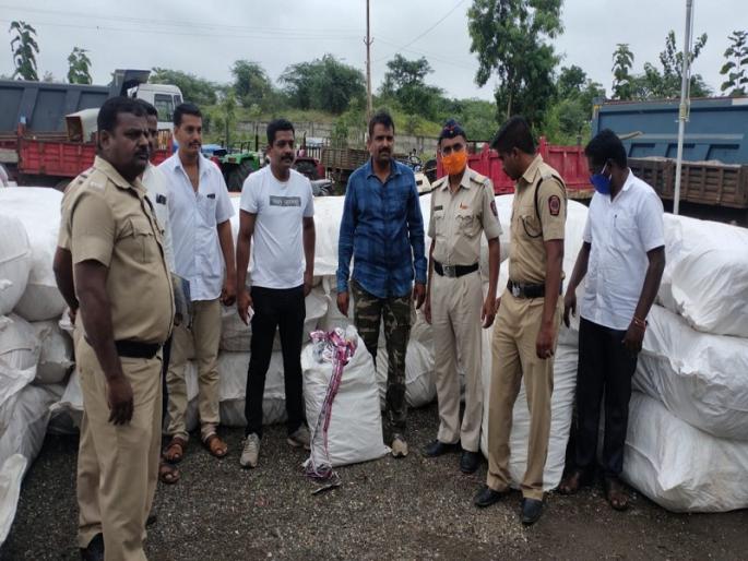Smuggling of gutkha under grain; Gutkha worth Rs 34 lakh seized at Shahagad | धान्याच्या आडून गुटख्याची तस्करी; शहागड येथे ३४ लाखाचा गुटखा जप्त Smuggling of gutkha under grain; Gutkha worth Rs 34 lakh seized at Shahagad | धान्याच्या आडून गुटख्याची तस्करी; शहागड येथे ३४ लाखाचा गुटखा जप्त