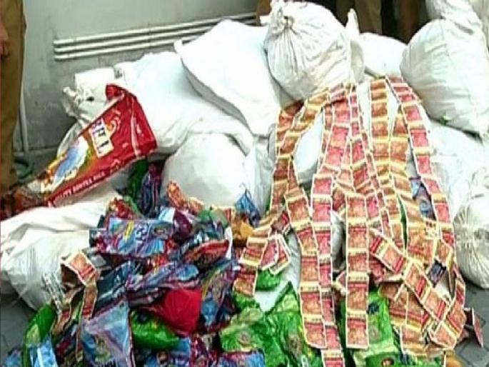 Gutkha worth 152 lakhs seized near Tawde Hotel in Kolhapur, Three arrested | कोल्हापुरात तावडे हॉटेलजवळ सव्वादोन लाखांचा गुटखा पकडला; तिघांना अटक, कार जप्त Gutkha worth 152 lakhs seized near Tawde Hotel in Kolhapur, Three arrested | कोल्हापुरात तावडे हॉटेलजवळ सव्वादोन लाखांचा गुटखा पकडला; तिघांना अटक, कार जप्त