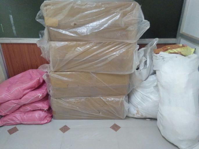 Raids onGutka mafia in Akola; Three lakhs gutkha caught |  अकोल्यात गुटखा माफीयावर छापे; तीन लाखांचा गुटखा पकडला Raids onGutka mafia in Akola; Three lakhs gutkha caught |  अकोल्यात गुटखा माफीयावर छापे; तीन लाखांचा गुटखा पकडला