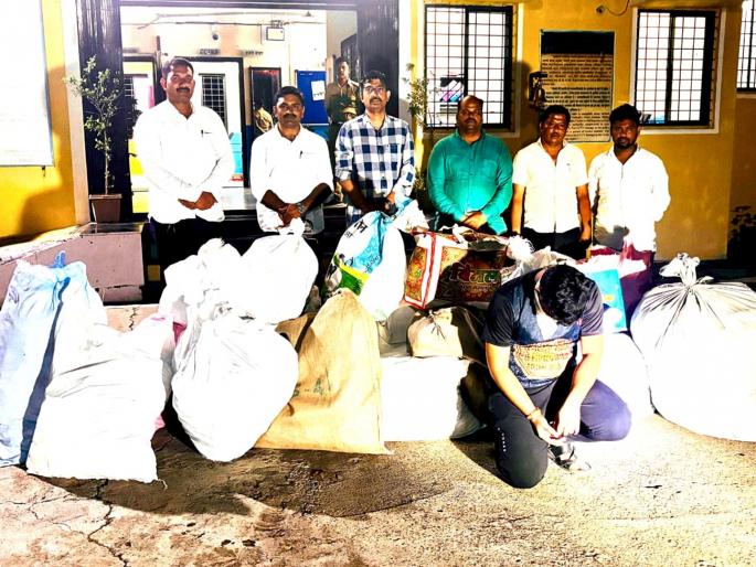 Beed: Gutkha sold at grocery shop near police station in Wadvani; Stock worth lakhs seized | Beed: वडवणीत माफियांची हिंमत वाढली; पोलिस ठाण्याच्या समोरच गुटख्याचे गोदाम Beed: Gutkha sold at grocery shop near police station in Wadvani; Stock worth lakhs seized | Beed: वडवणीत माफियांची हिंमत वाढली; पोलिस ठाण्याच्या समोरच गुटख्याचे गोदाम