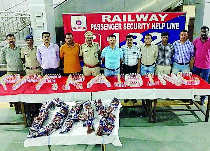 Alcohol, gutkha seized from South Express | दक्षिण एक्स्प्रेसमधून दारू, गुटखा जप्त Alcohol, gutkha seized from South Express | दक्षिण एक्स्प्रेसमधून दारू, गुटखा जप्त