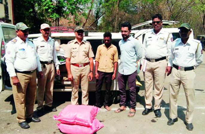 undefined | अकोल्यात पाच लाखांचा गुटखा जप्त; गुटखा माफियांविरुद्ध कारवाई! undefined | अकोल्यात पाच लाखांचा गुटखा जप्त; गुटखा माफियांविरुद्ध कारवाई!