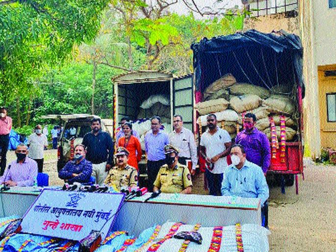 Gutka worth Rs 35 lakh seized from Gujarat | गुजरातवरून विक्रीसाठी आलेला तब्बल ३५ लाखांचा गुटखा जप्त Gutka worth Rs 35 lakh seized from Gujarat | गुजरातवरून विक्रीसाठी आलेला तब्बल ३५ लाखांचा गुटखा जप्त
