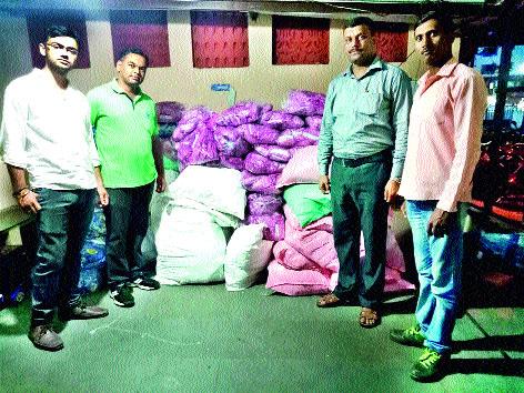 Pittalgaon Baswant Gutka for 2.5pillion | पिंपळगाव बसवंतला साडेपाच लाखांचा गुटखा Pittalgaon Baswant Gutka for 2.5pillion | पिंपळगाव बसवंतला साडेपाच लाखांचा गुटखा
