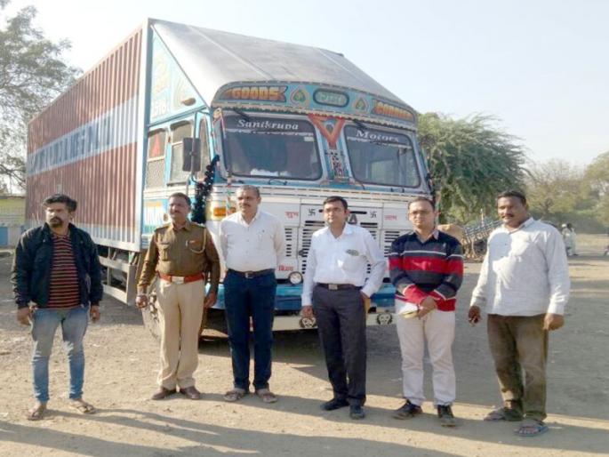 Shahadabadi seized a gutka of 71 lakhs | शहादानजीक 71 लाखांचा गुटखा जप्त Shahadabadi seized a gutka of 71 lakhs | शहादानजीक 71 लाखांचा गुटखा जप्त