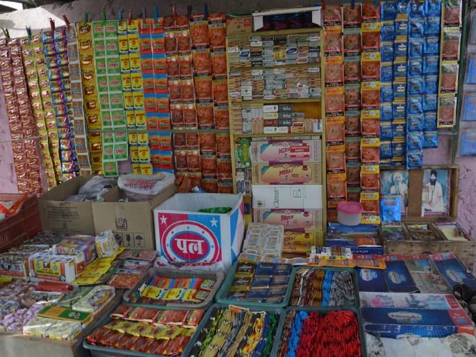 Gutka worth Rs 1.5 lakh seized in Rajapur, traders arrested | राजापुरात दीड लाखाचा गुटखा जप्त, दाेघे व्यापारी अटकेत Gutka worth Rs 1.5 lakh seized in Rajapur, traders arrested | राजापुरात दीड लाखाचा गुटखा जप्त, दाेघे व्यापारी अटकेत