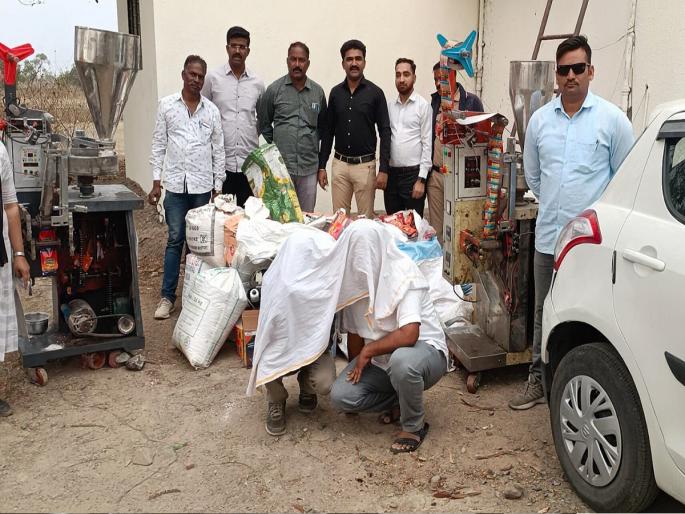Illegal production of Gutkha in the apartment! Factory destroyed by police | अपार्टमेंटमध्ये अवैध गुटखा निर्मिती! पोलिसांकडून कारखाना उध्वस्त Illegal production of Gutkha in the apartment! Factory destroyed by police | अपार्टमेंटमध्ये अवैध गुटखा निर्मिती! पोलिसांकडून कारखाना उध्वस्त
