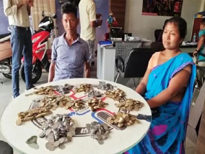 guwahati daily wage laborer buys two wheeler of his dreams with sack full of coins | रोजंदारी मजूर 5-10 रुपयांची नाणी घेऊन स्कूटी खरेदीसाठी पोहोचला, हातात चावी मिळताच अश्रू अनावर guwahati daily wage laborer buys two wheeler of his dreams with sack full of coins | रोजंदारी मजूर 5-10 रुपयांची नाणी घेऊन स्कूटी खरेदीसाठी पोहोचला, हातात चावी मिळताच अश्रू अनावर
