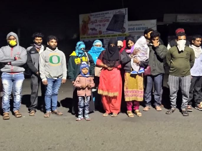 Police stop construction workers with there family in kolhapur | गवंडी कामगार कुटुंबासह मध्यरात्री बेळगावला निघालेले; शिये फाट्यावर पोलिसांनी रोखले Police stop construction workers with there family in kolhapur | गवंडी कामगार कुटुंबासह मध्यरात्री बेळगावला निघालेले; शिये फाट्यावर पोलिसांनी रोखले