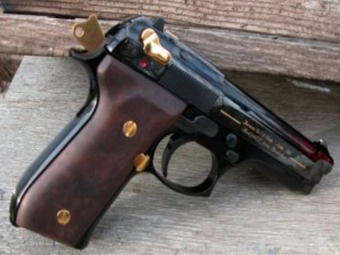 One lakh looted robbery in pune threatened by gun | गावठी कट्ट्याचा धाक दाखवून लुटले एक लाख One lakh looted robbery in pune threatened by gun | गावठी कट्ट्याचा धाक दाखवून लुटले एक लाख