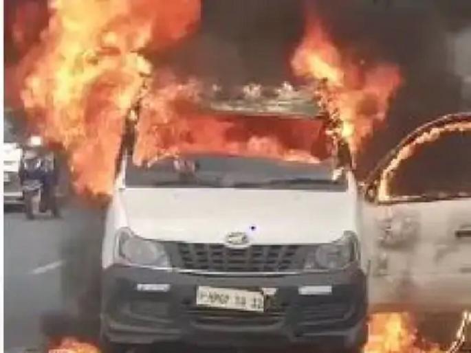Car loan recovery agents was taking car in Gwaliorcar, owner set his car on fire | कार मालकाने भररस्त्यात पेट्रोल टाकून स्वतःची कार जाळली, 'हे' आहे कारण... Car loan recovery agents was taking car in Gwaliorcar, owner set his car on fire | कार मालकाने भररस्त्यात पेट्रोल टाकून स्वतःची कार जाळली, 'हे' आहे कारण...