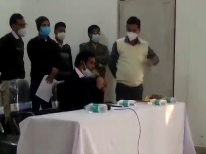 'Vaccination targets should be completed soon, otherwise you will be hanged', Collector's video goes viral | 'लसीकरणाचे टार्गेट लवकर पूर्ण करा, नाहीतर फासावर लटकवेन', जिल्हाधिकाऱ्याचा व्हिडिओ व्हायरल 'Vaccination targets should be completed soon, otherwise you will be hanged', Collector's video goes viral | 'लसीकरणाचे टार्गेट लवकर पूर्ण करा, नाहीतर फासावर लटकवेन', जिल्हाधिकाऱ्याचा व्हिडिओ व्हायरल
