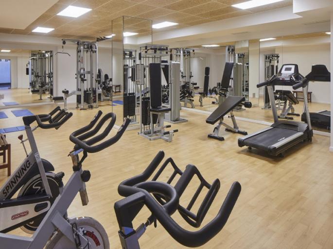 The gym started, but the exercise was at home! | जीम झाली सुरू, पण व्यायाम घरच्या घरीच; कोरोनाची भीती कायम