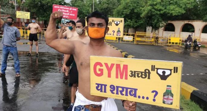 Alcohol or Gym is important: Attention through a half-naked silence | दारू महत्त्वाची की जीम : अर्धनग्न मूकमोर्चाद्वारे वेधले लक्ष