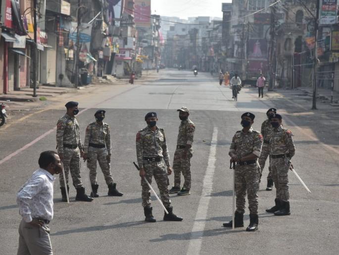 Lockdown begins in Nagpur; Police action against people who breaking rule | Corona Virus: नागपुरात लॉकडाऊन सुरू; विनाकारण फिरणाऱ्यांवर पोलिसांची कारवाई  Lockdown begins in Nagpur; Police action against people who breaking rule | Corona Virus: नागपुरात लॉकडाऊन सुरू; विनाकारण फिरणाऱ्यांवर पोलिसांची कारवाई