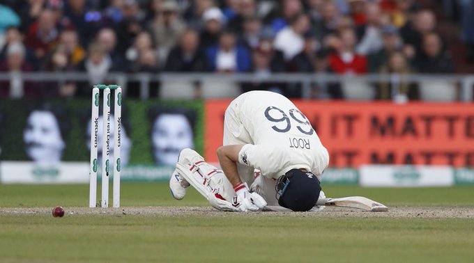 Ashes 2019: Joe oot's protective armor is broken by a fast ball and he falls to the ground ... | अ‍ॅशेस 2019 : वेगवान चेंडूने जो रुटचे 'गार्ड' तुटले आणि तो जमिनीवर कोसळला...