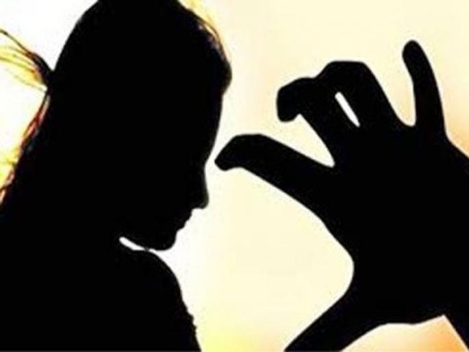Annoying! Molested young woman; Crimes registered against 17 persons in latur | संतापजनक! विनयभंग करुन तरुणीला केली मारहाण; संरपंचासह १७ जणांवर गुन्हा दाखल Annoying! Molested young woman; Crimes registered against 17 persons in latur | संतापजनक! विनयभंग करुन तरुणीला केली मारहाण; संरपंचासह १७ जणांवर गुन्हा दाखल