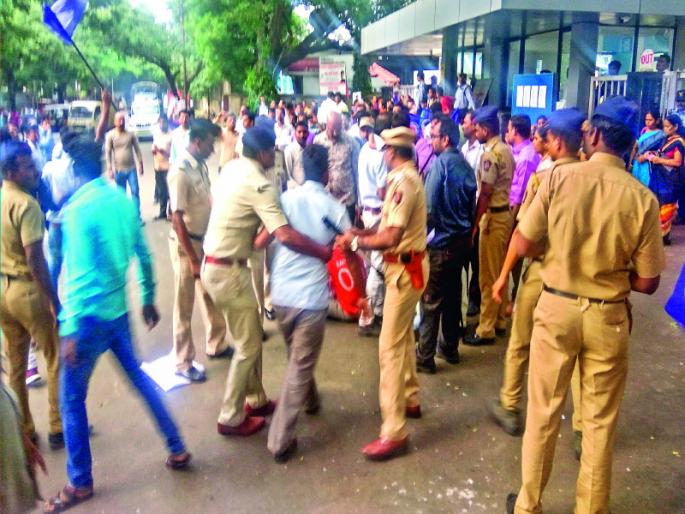 Kirloskar workers protest movement in Hadapsar; Police lathicharge on protesters | हडपसर येथे किर्लोस्कर न्युमॅटिक कामगारांचे आंदोलन चिघळले, आंदोलकांवर पोलिसांचा लाठीचार्ज Kirloskar workers protest movement in Hadapsar; Police lathicharge on protesters | हडपसर येथे किर्लोस्कर न्युमॅटिक कामगारांचे आंदोलन चिघळले, आंदोलकांवर पोलिसांचा लाठीचार्ज