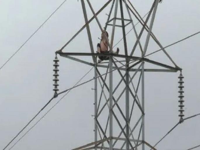Shole style movement by climbing the electric tower in hadapsar | पुण्यात पाण्यासाठी विद्युतवाहिनीच्या टॉवरवर चढून 'शोले स्टाईल' आंदोलन Shole style movement by climbing the electric tower in hadapsar | पुण्यात पाण्यासाठी विद्युतवाहिनीच्या टॉवरवर चढून 'शोले स्टाईल' आंदोलन