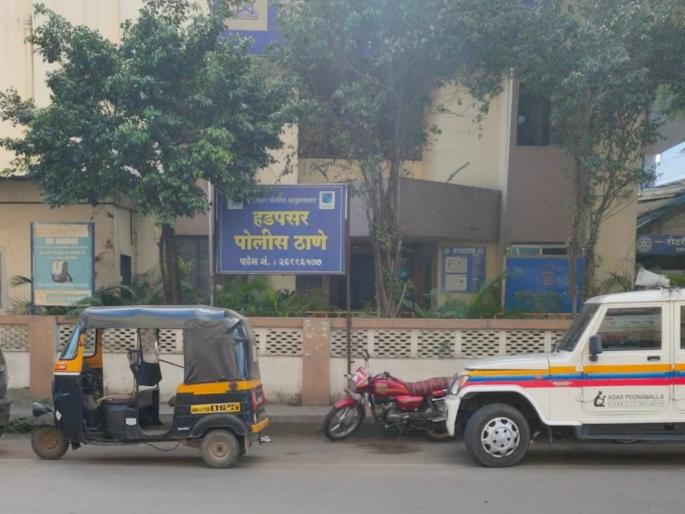 Pune: Came on a bike; Pedestrians threw stones at the youth's head and dispersed, the youth died after being seriously injured | Pune: दुचाकीवरून आले; पादचारी तरुणाच्या डोक्यात दगड घालून पसार झाले, तरुणाचा गंभीर जखमी होऊन मृत्यू Pune: Came on a bike; Pedestrians threw stones at the youth's head and dispersed, the youth died after being seriously injured | Pune: दुचाकीवरून आले; पादचारी तरुणाच्या डोक्यात दगड घालून पसार झाले, तरुणाचा गंभीर जखमी होऊन मृत्यू