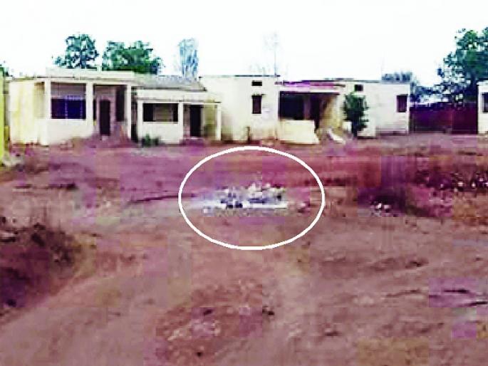 Shocking ! cremation will take place infront of Zilla Parishad school in Hadadgaon; Due to fear students fall ill | धक्कादायक ! हदगावात जिल्हा परिषद शाळेसमोरच होतो अंत्यविधी; भीतीने विद्यार्थी पडतात आजारी Shocking ! cremation will take place infront of Zilla Parishad school in Hadadgaon; Due to fear students fall ill | धक्कादायक ! हदगावात जिल्हा परिषद शाळेसमोरच होतो अंत्यविधी; भीतीने विद्यार्थी पडतात आजारी