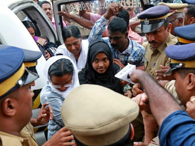 Hadiya's husband was in touch with IS men before their marriage | ISIS च्या संपर्कात होता हादियाचा पती, राष्ट्रीय तपास यंत्रणेची माहिती Hadiya's husband was in touch with IS men before their marriage | ISIS च्या संपर्कात होता हादियाचा पती, राष्ट्रीय तपास यंत्रणेची माहिती