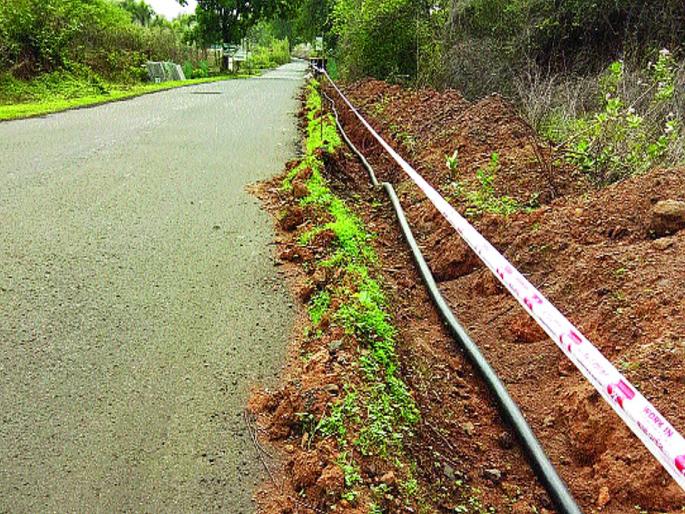 Demand for the suspension of electro-villagers, suspension of work on the Neral-Kalamb road | विद्युतवाहिनीस ग्रामस्थांचा विरोध, नेरळ-कळंब रस्त्यावरील कामाला स्थगिती देण्याची मागणी Demand for the suspension of electro-villagers, suspension of work on the Neral-Kalamb road | विद्युतवाहिनीस ग्रामस्थांचा विरोध, नेरळ-कळंब रस्त्यावरील कामाला स्थगिती देण्याची मागणी