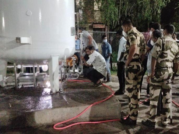 The oxygen tank at Miraj Government corona Hospital suddenly leaked on Wednesday nigh | मिरज ‘सिव्हिल’मध्ये ऑक्सिजन टँकला गळती; प्रशासनाची धावपळ, रुग्ण सेवेवर परिणाम नाही The oxygen tank at Miraj Government corona Hospital suddenly leaked on Wednesday nigh | मिरज ‘सिव्हिल’मध्ये ऑक्सिजन टँकला गळती; प्रशासनाची धावपळ, रुग्ण सेवेवर परिणाम नाही